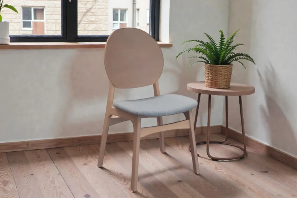 Art. 1753 - Sedia in legno con sedile imbottito in tessuto grigio