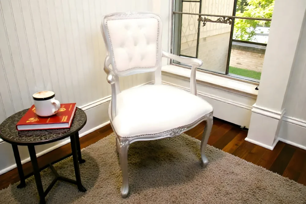 Art. 148 Poltrona Parigina laccato argento ecopelle bianca