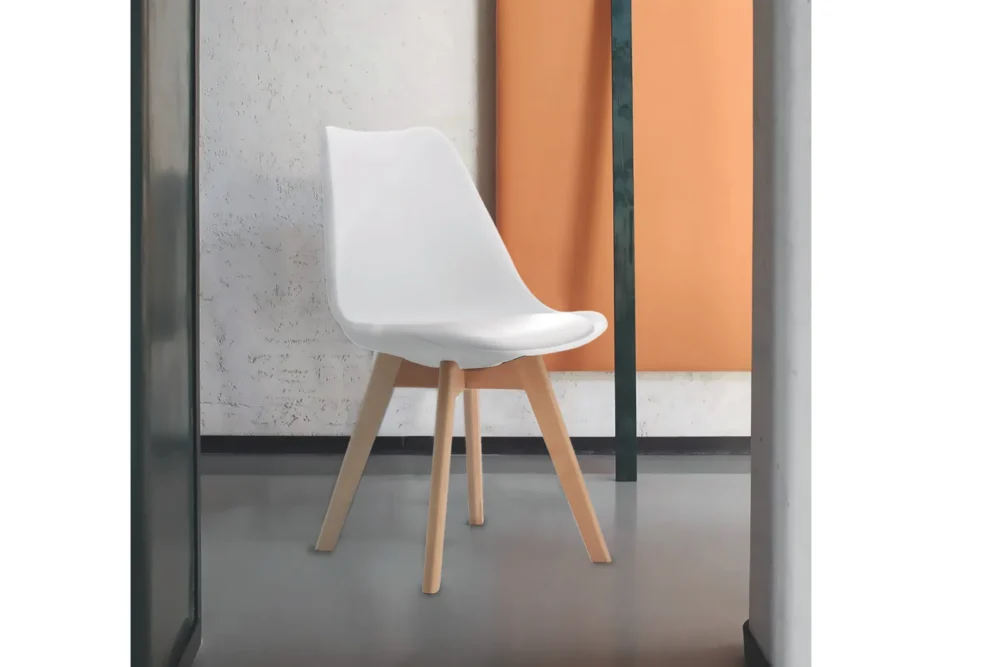 Sedia Flora in Polipropilene e gambe legno